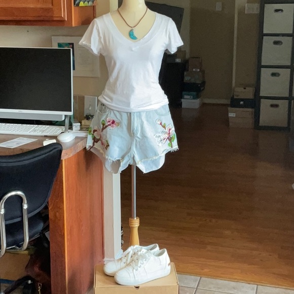 ETWO Jean Shorts with Pink Embroidered Flowers Size L, Preowned - Picture 3 of 13